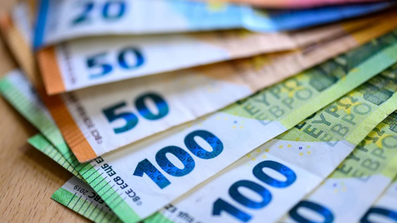 Die Euro-Banknoten sollen ein neues Design bekommen. (Symbolbild)Hendrik Schmidt/dpa