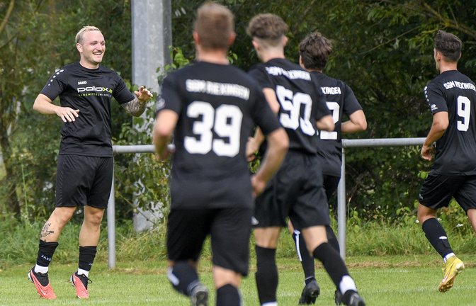 Ein seltenes Bild in dieser Saison. Die Spieler der SGM Riexingen bejubeln ein Tor von Nils Gutscher (links). Am Sonntag geht es gegen die SGM Sachsenheim.  <span class='image-autor'>Foto: Leitner</span>