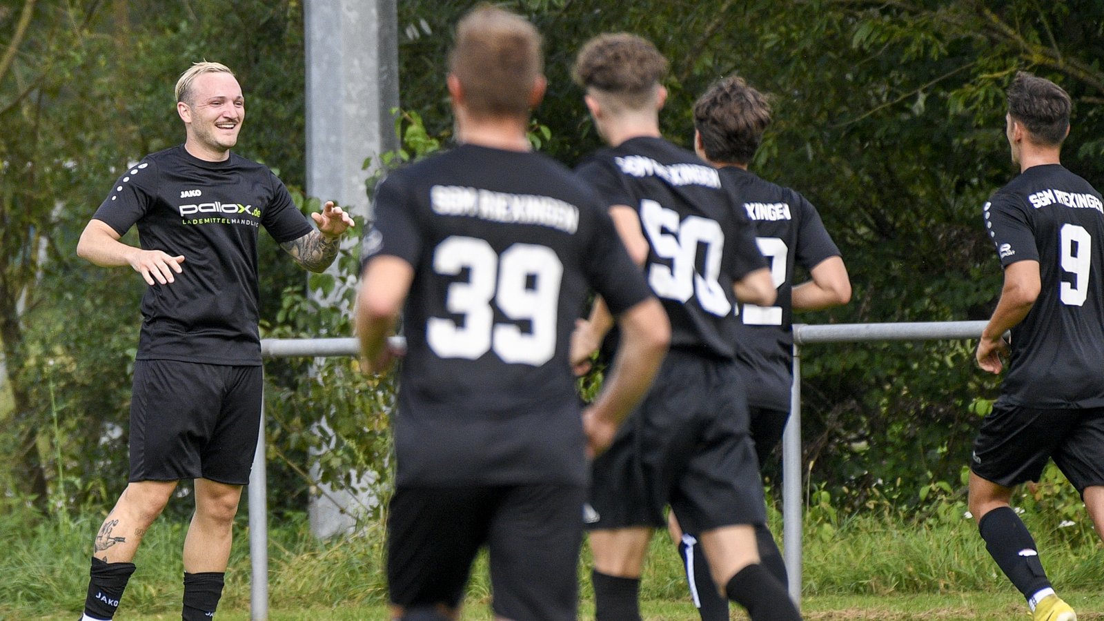 Ein seltenes Bild in dieser Saison. Die Spieler der SGM Riexingen bejubeln ein Tor von Nils Gutscher (links). Am Sonntag geht es gegen die SGM Sachsenheim. Foto: Leitner Ein seltenes Bild in dieser Saison. Die Spieler der SGM Riexingen bejubeln ein Tor von Nils Gutscher (links). Am Sonntag geht es gegen die SGM Sachsenheim. Foto: Leitner