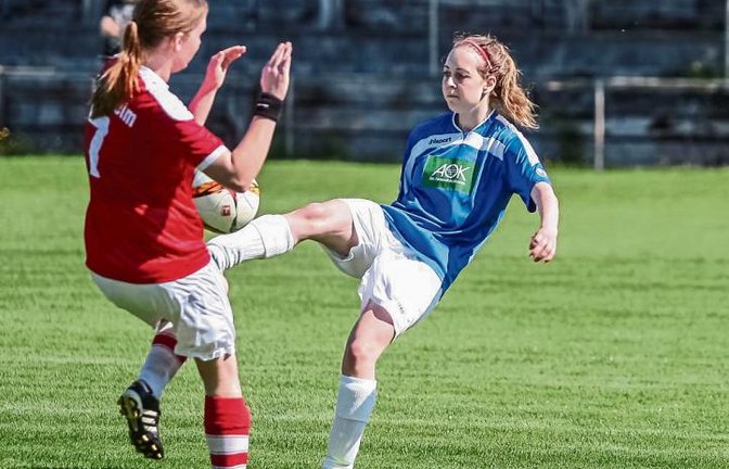Häfnerhaslachs Lisa Pötzsch (rechts) – hier gegen Sabrina Müller – hat das 1:1 erzielt. Foto: Simecek