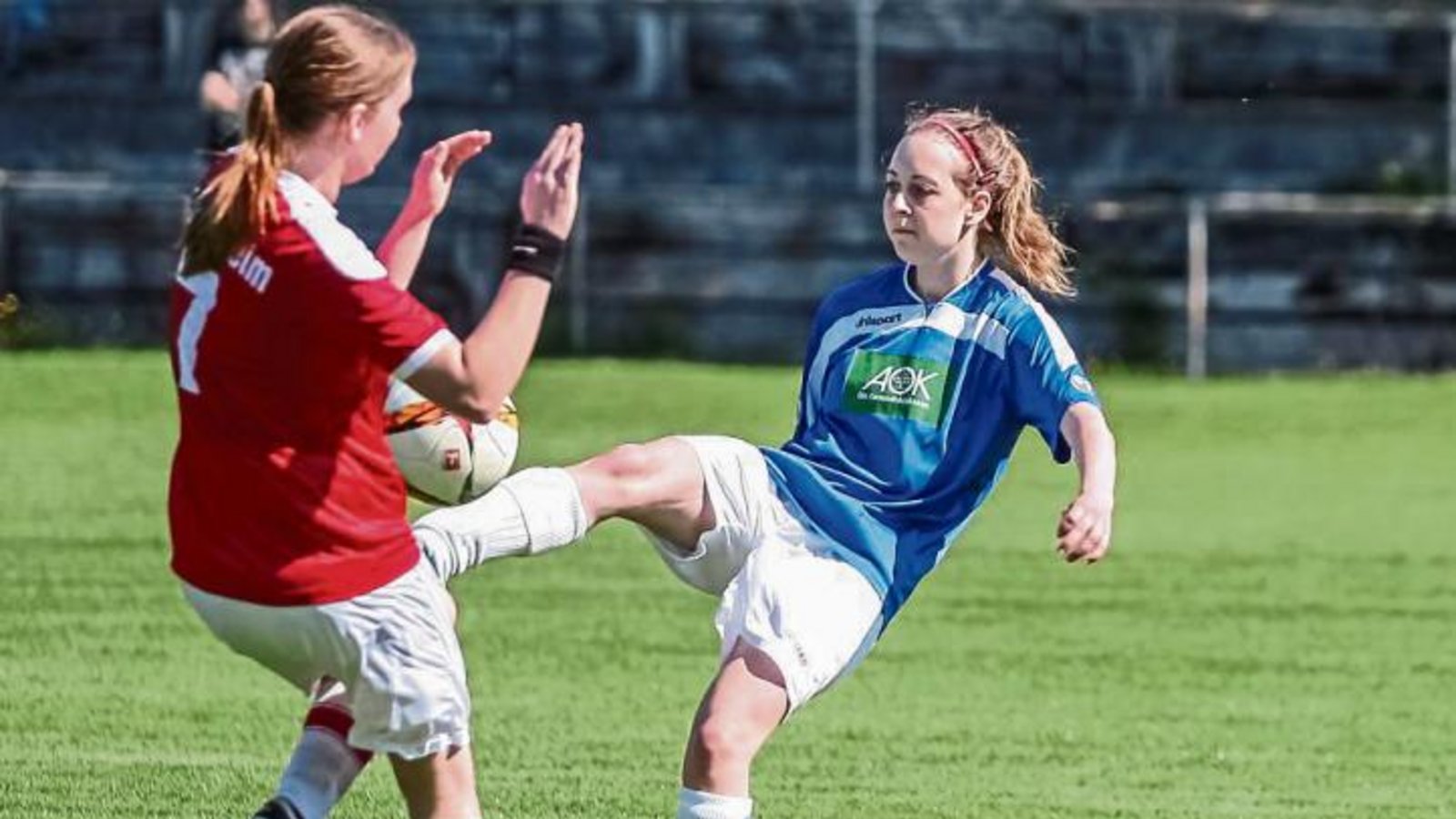 Häfnerhaslachs Lisa Pötzsch (rechts) – hier gegen Sabrina Müller – hat das 1:1 erzielt. Foto: Simecek