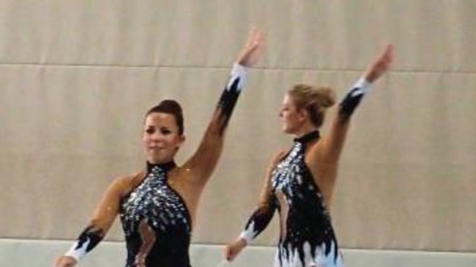 Den Sersheimerinnen Jasmin Geske und Julia Weh (von links ) hat nur ein Punkt zum Sieg in der P 9 beim Bundesfinale Synchrongymnastik gefehlt. Foto: Archiv/privat Den Sersheimerinnen Jasmin Geske und Julia Weh (von links ) hat nur ein Punkt zum Sieg in der P 9 beim Bundesfinale Synchrongymnastik gefehlt. Foto: Archiv/privat