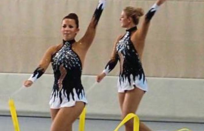 Den Sersheimerinnen Jasmin Geske und Julia Weh (von links ) hat nur ein Punkt zum Sieg in der P 9 beim Bundesfinale Synchrongymnastik gefehlt.  Foto: Archiv/privat