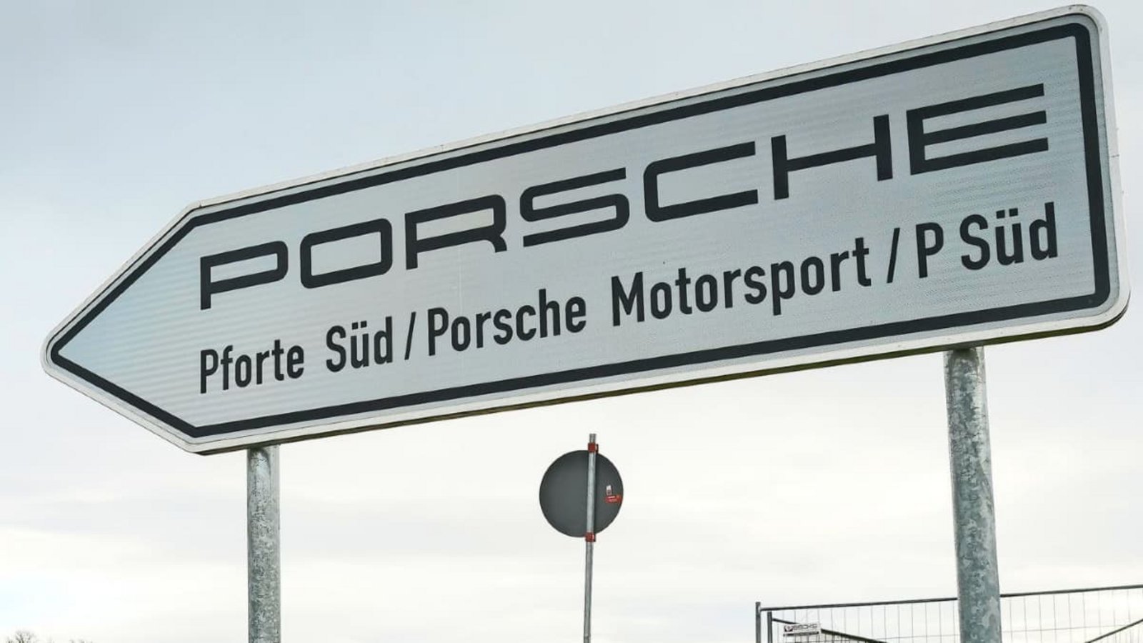 Das Schild weist den Weg zu Porsche in Weissach - an diesem Standort arbeiten so viele Menschen, wie der Ort Einwohner hat. Doch nun wurde ein großer Personalabbau beschlossen.Simon Granville
