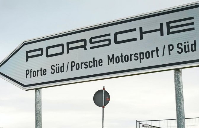 Das Schild weist den Weg zu Porsche in Weissach - an diesem Standort arbeiten so viele Menschen, wie der Ort Einwohner hat. Doch nun wurde ein großer Personalabbau beschlossen.<span class='image-autor'>Simon Granville</span>