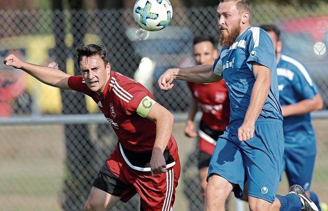 Für den TSV Großglattbach (links Philipp Rank) geht es heute Abend in der Qualifikation um den Einzug in die erste Runde des Bezirkspokals. Zeitgleich feiern die Gündelbacher (rechts Robin Bahnmaier) in Enzweihingen ihren Saisonauftakt in der Kreisliga B 