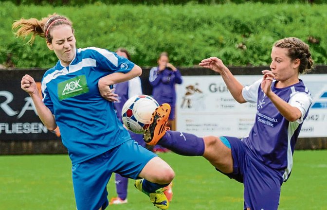 Verena Lange (rechts) kämpft für den FVR mit ihrer Häfnerhaslacher Kontrahentin Lisa Pötzsch um den Ball. Foto: Leitner