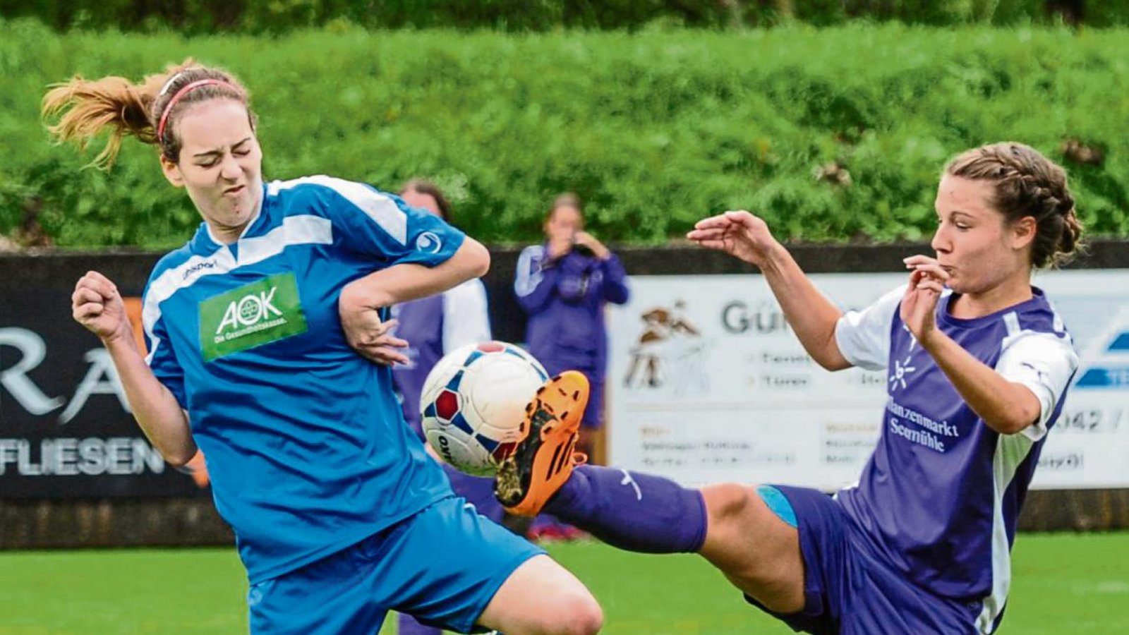 Verena Lange (rechts) kämpft für den FVR mit ihrer Häfnerhaslacher Kontrahentin Lisa Pötzsch um den Ball. Foto: Leitner