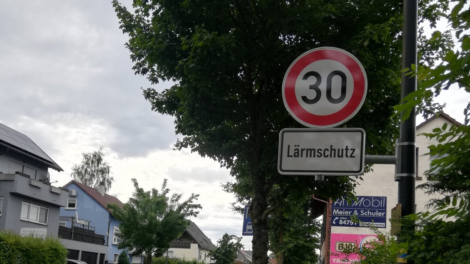 Dieses Tempolimit gilt den ganzen Tag. Es ist eines von mehreren Schildern, die in Mühlacker für Verwirrung sorgen und dazu führen, dass die Blitzer viel zu tun haben. Die Geschwindigkeitsbeschränkung wurde an dieser Stelle eingeführt, um Anwohner vor Lärm zu schützen. Doch nicht überall entlang der B 10 gilt dieser Schutz – und damit nicht überall Tempo 30.  Foto: Müller