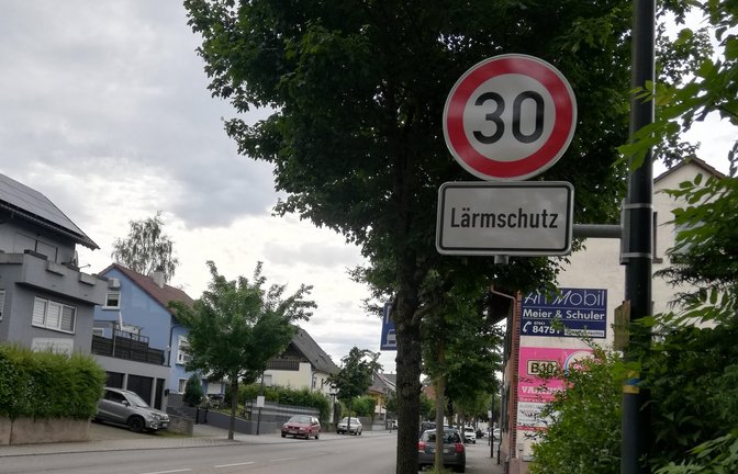 Dieses Tempolimit gilt den ganzen Tag. Es ist eines von mehreren Schildern, die in Mühlacker für Verwirrung sorgen und dazu führen, dass die Blitzer viel zu tun haben. Die Geschwindigkeitsbeschränkung wurde an dieser Stelle eingeführt, um Anwohner vor Lärm zu schützen. Doch nicht überall entlang der B 10 gilt dieser Schutz – und damit nicht überall Tempo 30.  <span class='image-autor'>Foto: Müller</span>