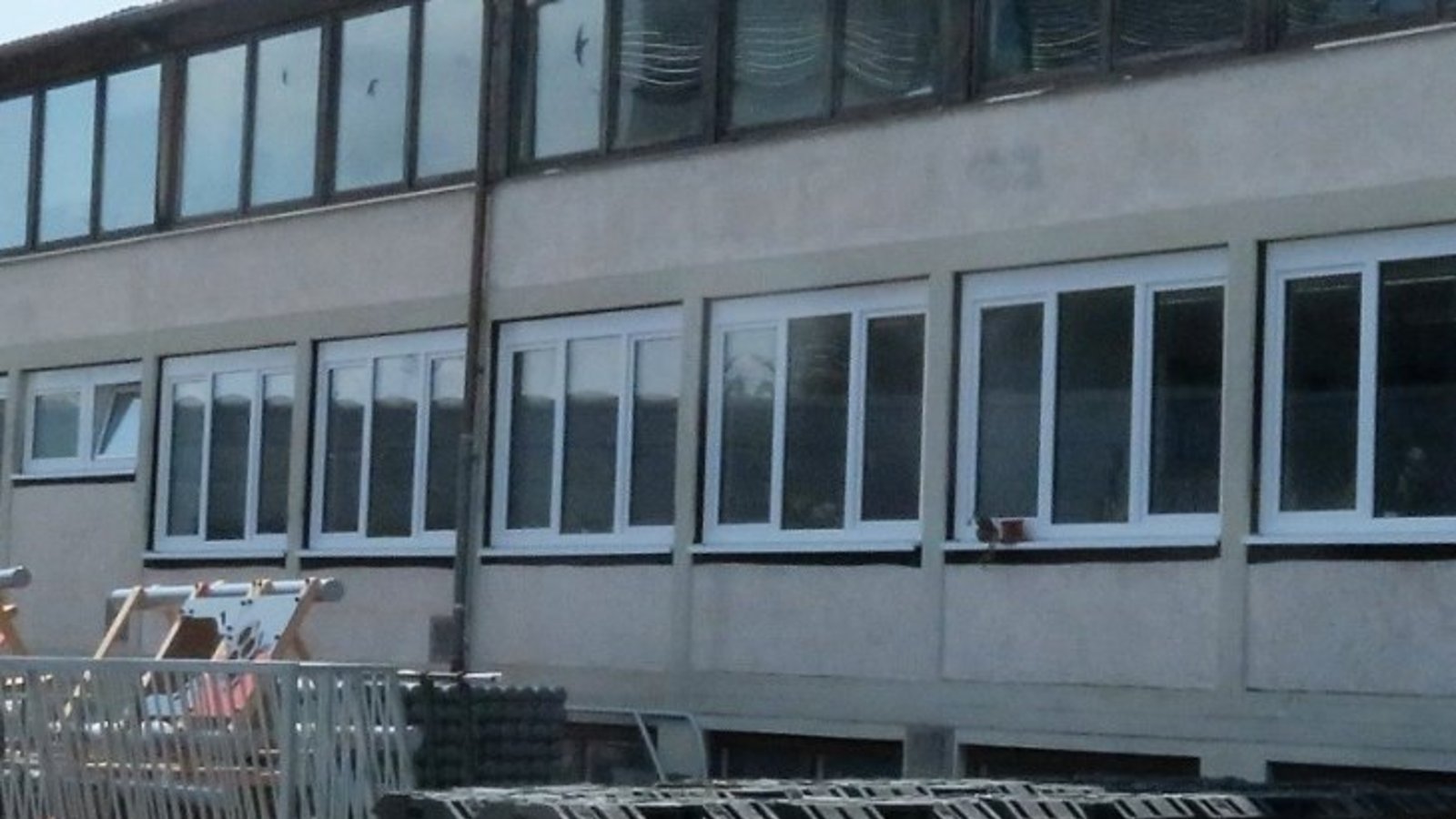 Das Technische Rathaus Vaihingen ist ein Sanierungsfall. Das Dach muss erneuert werden. Die Nordseite erhält neue Fenster im Obergeschoss.  Foto: Arning