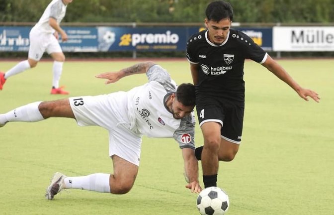 Auf dem Weg zum ersten Punktgewinn der Saison gegen die TSG Hofherrnweiler-Unterrombach: Der Rutesheimer Neuzugang Patrick Scheele (re.)<span class='image-autor'>Andreas Gorr</span>