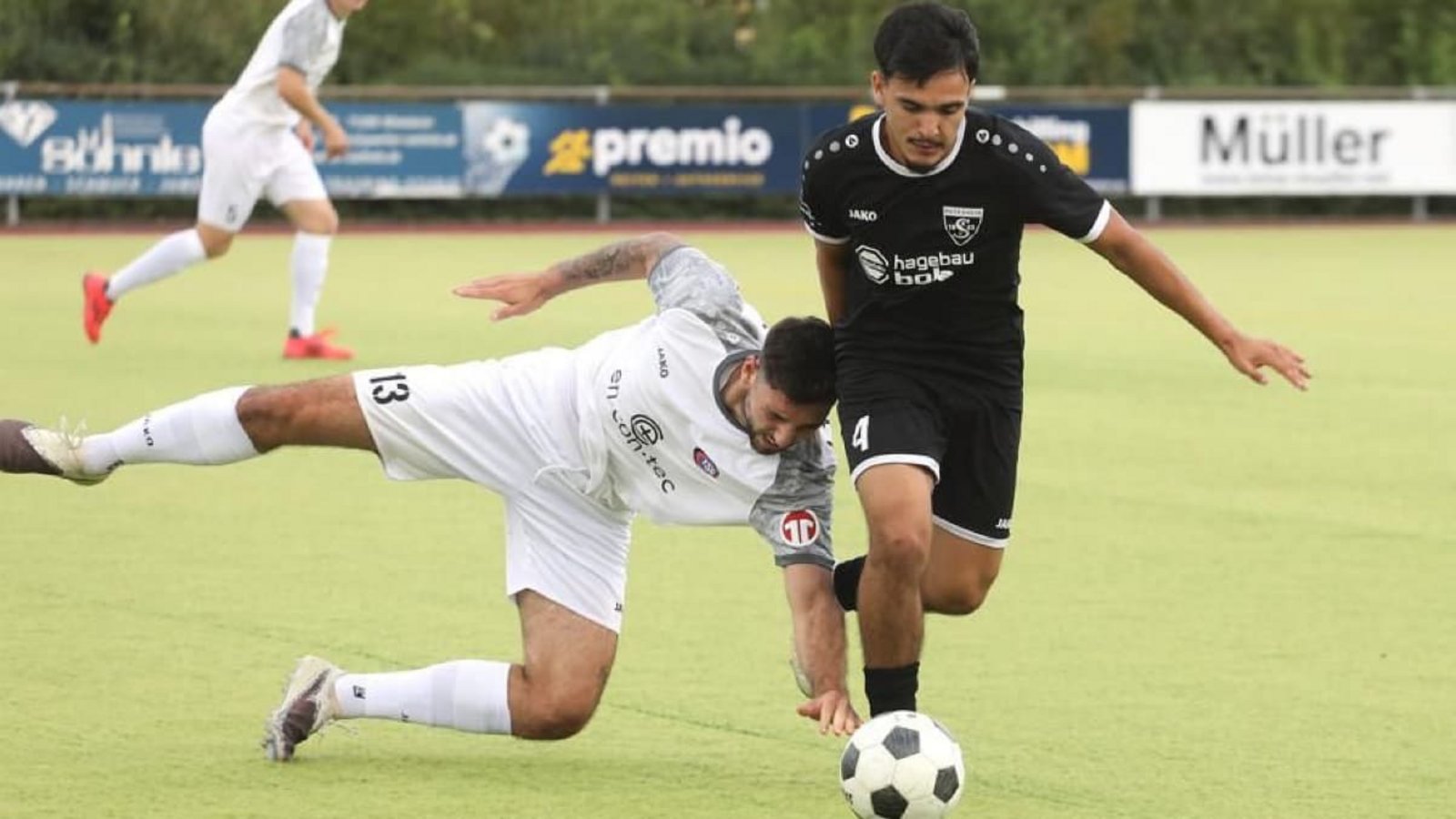 Auf dem Weg zum ersten Punktgewinn der Saison gegen die TSG Hofherrnweiler-Unterrombach: Der Rutesheimer Neuzugang Patrick Scheele (re.)Andreas Gorr Auf dem Weg zum ersten Punktgewinn der Saison gegen die TSG Hofherrnweiler-Unterrombach: Der Rutesheimer Neuzugang Patrick Scheele (re.)Andreas Gorr