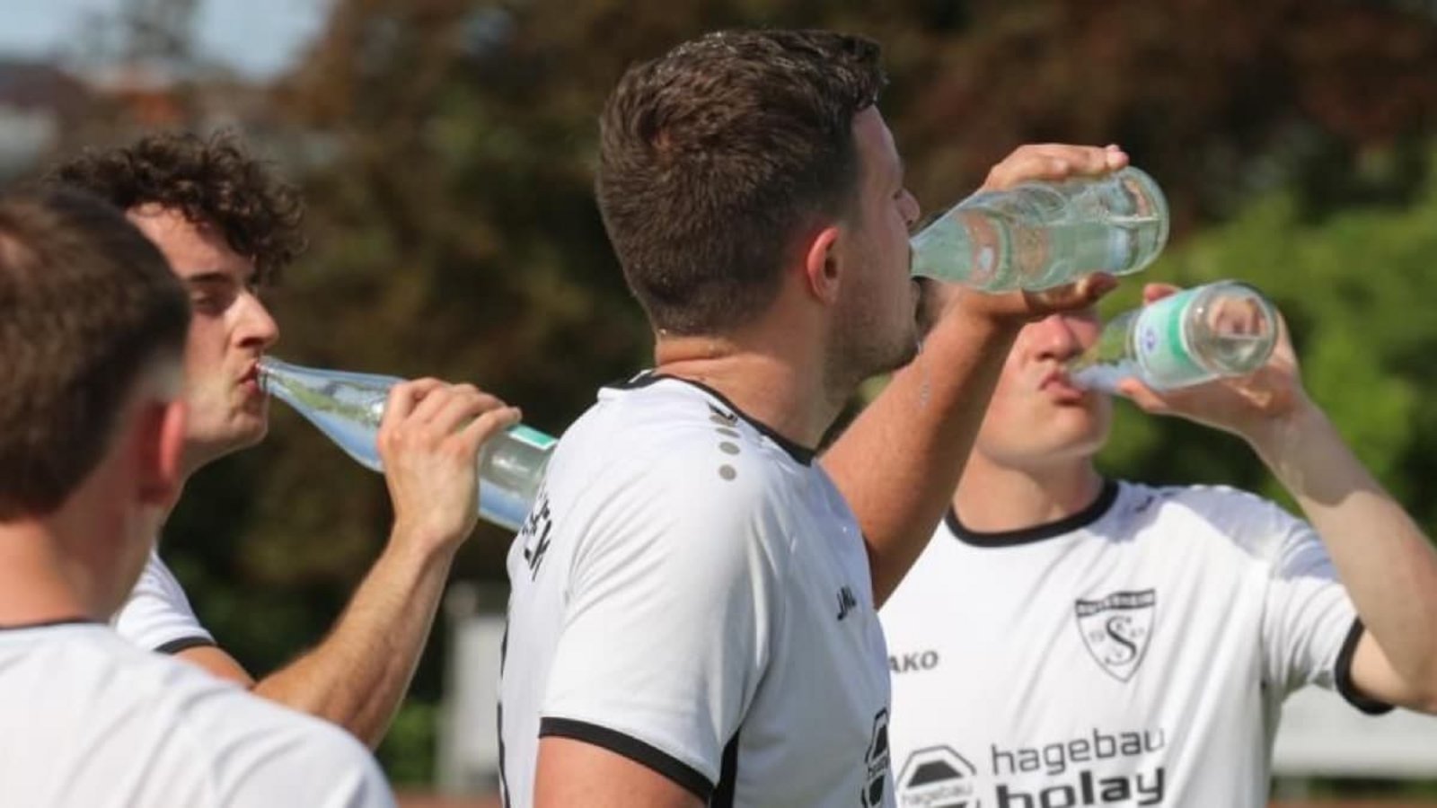 Trinkpausen sind bei Hitzespielen im Amateur-Fußball (hier die SKV Rutesheim) absolut nötig - anders als viele der Unterbrechungen bei der Fußball-WMAndreas Gorr