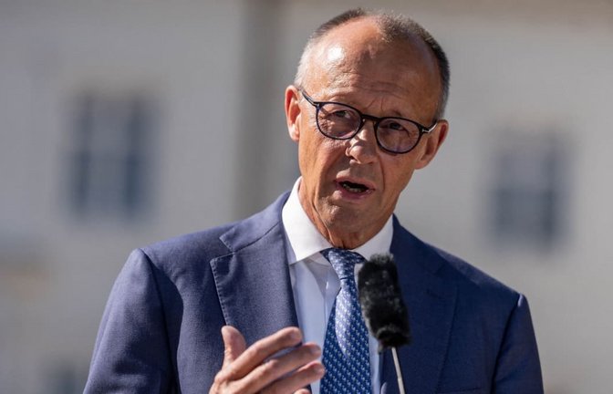 Bundeskanzler Friedrich Merz (CDU) sieht Deutschland „ganz handfest bedroht“.<span class='image-autor'>Michael Kappeler/dpa</span>