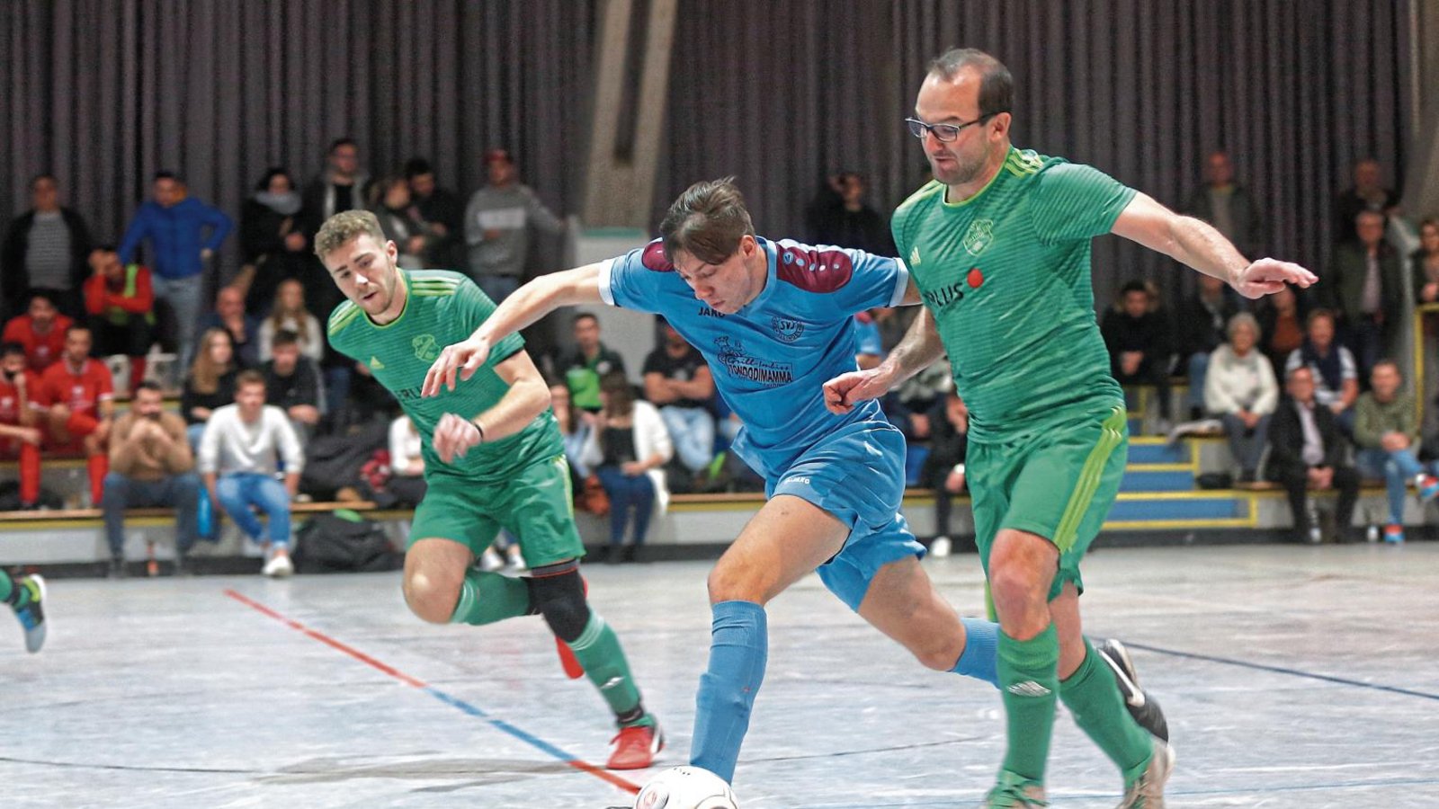 Auch wenn der SV Iptingen (grüne Trikots) das erste Tor vorlegte, fanden die Illinger Fußballer beim Brezel-Cup immer wieder einen Weg durch die Iptinger Abwehr hindurch. Foto: Küppers