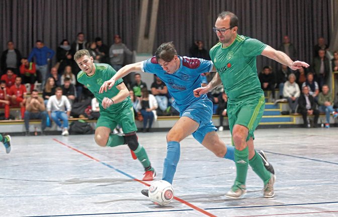 Auch wenn der SV Iptingen (grüne Trikots) das erste Tor vorlegte, fanden die Illinger Fußballer beim Brezel-Cup immer wieder einen Weg durch die Iptinger Abwehr hindurch. Foto: Küppers
