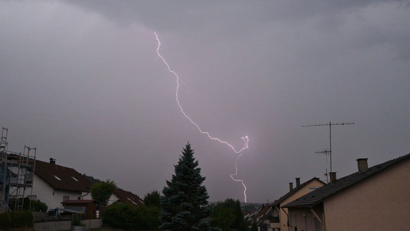Blitze und dunkle Wolken sind in einem Wohngebiet bei Rottweil zu sehen. (Standbild aus einem Video). (zu dpa: «Weiter Gewitter im Südwesten - so ungemütlich wird es»)Silas Stein/dpa Blitze und dunkle Wolken sind in einem Wohngebiet bei Rottweil zu sehen. (Standbild aus einem Video). (zu dpa: «Weiter Gewitter im Südwesten - so ungemütlich wird es»)Silas Stein/dpa