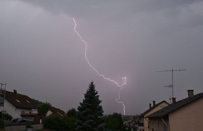 Blitze und dunkle Wolken sind in einem Wohngebiet bei Rottweil zu sehen. (Standbild aus einem Video). (zu dpa: «Weiter Gewitter im Südwesten - so ungemütlich wird es»)<span class='image-autor'>Silas Stein/dpa</span>