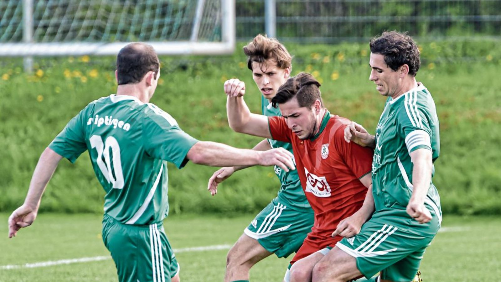 Thorsten Josenhans (Zweiter von rechts) ist ein Leistungsträger, der auch schon im Vorjahr in der ersten Mannschaft spielten. Foto: Leitner Thorsten Josenhans (Zweiter von rechts) ist ein Leistungsträger, der auch schon im Vorjahr in der ersten Mannschaft spielten. Foto: Leitner