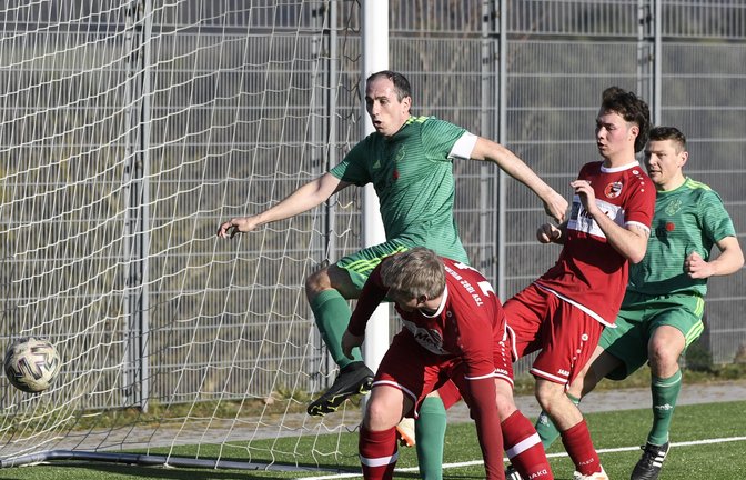 Benjamin Rapp (Mitte) drückt Ball zum Ausgleich für den SV Iptingen über die Torlinie des TSV Wiernsheim. <span class='image-autor'>Foto: Leitner</span>