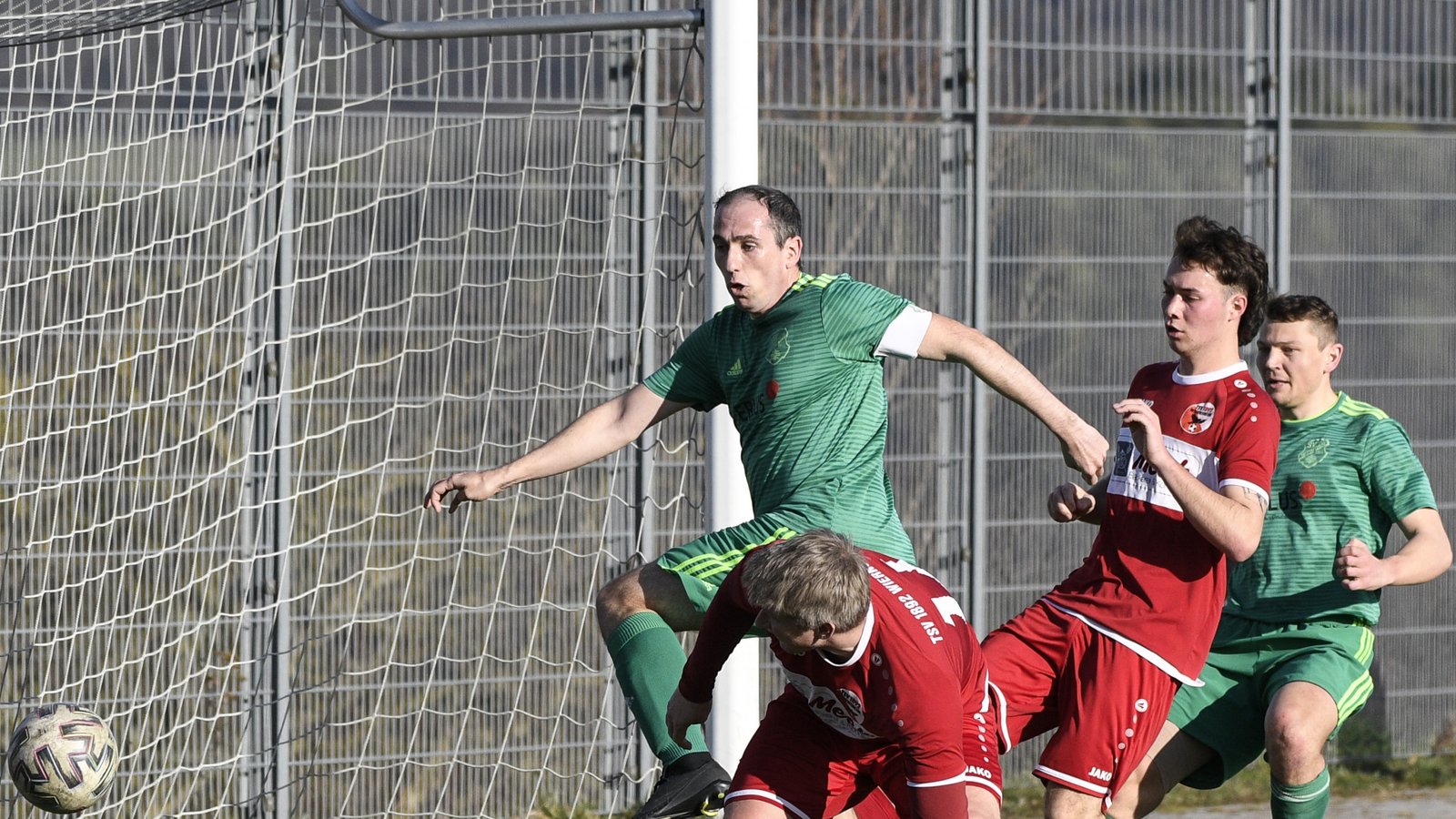 Benjamin Rapp (Mitte) drückt Ball zum Ausgleich für den SV Iptingen über die Torlinie des TSV Wiernsheim. Foto: Leitner