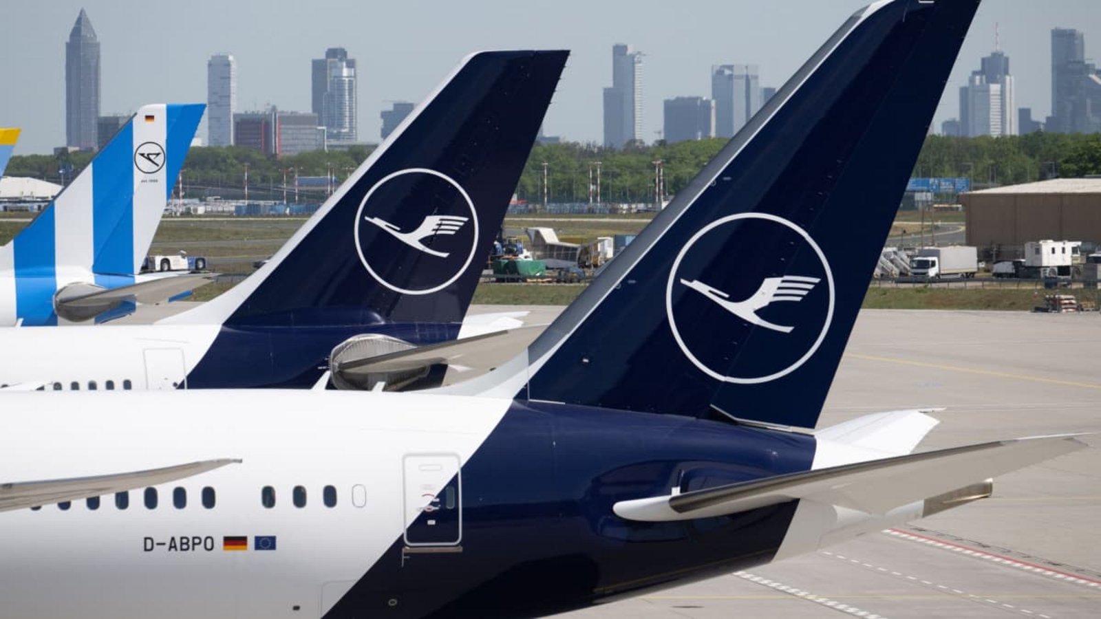 Lufthansa-Maschinen am Flughafen Frankfurt: Getankt wird schon vor der LandungBoris Roessler/dpa