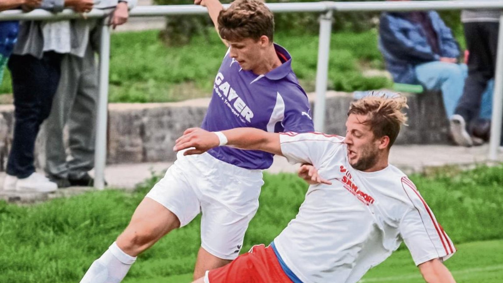 Hart aber fair: Großglattbachs Thomas Kurfiß (rechts) grätscht Roßwags Daniel Fedra ab. Foto: Simecek Hart aber fair: Großglattbachs Thomas Kurfiß (rechts) grätscht Roßwags Daniel Fedra ab. Foto: Simecek
