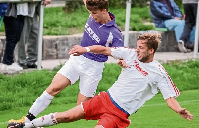 Hart aber fair: Großglattbachs Thomas Kurfiß (rechts) grätscht Roßwags Daniel Fedra ab.  Foto: Simecek