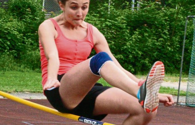 Ob elegant im Flop oder eher sitzend über die Hochsprungstange – es ist egal, solange die Stange nicht fällt. Foto: Arning