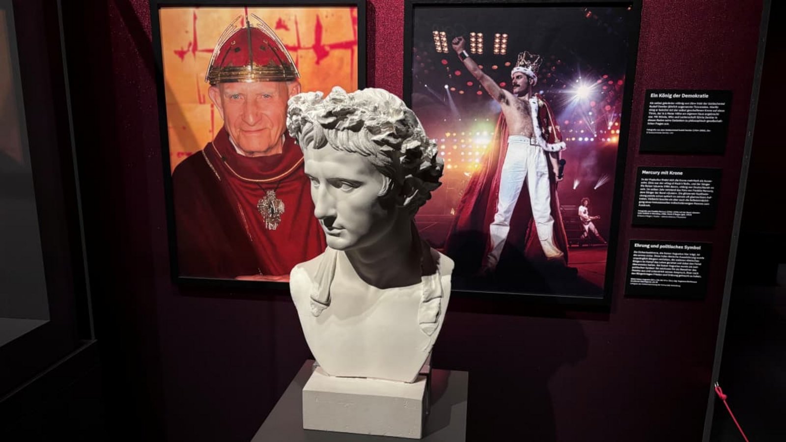In feiner Gesellschaft: Rudolf Dentler, der König von Ulm, mit Pop-Ikone Freddie Mercury und Kaiser Augustus. Eine Station der Ausstellung "Was Männer schmückt" im Landesmuseum Württemberg.Jürgen Kanold In feiner Gesellschaft: Rudolf Dentler, der König von Ulm, mit Pop-Ikone Freddie Mercury und Kaiser Augustus. Eine Station der Ausstellung "Was Männer schmückt" im Landesmuseum Württemberg.Jürgen Kanold