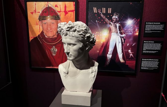In feiner Gesellschaft: Rudolf Dentler, der König von Ulm, mit Pop-Ikone Freddie Mercury und Kaiser Augustus. Eine Station der Ausstellung "Was Männer schmückt" im Landesmuseum Württemberg.<span class='image-autor'>Jürgen Kanold</span>