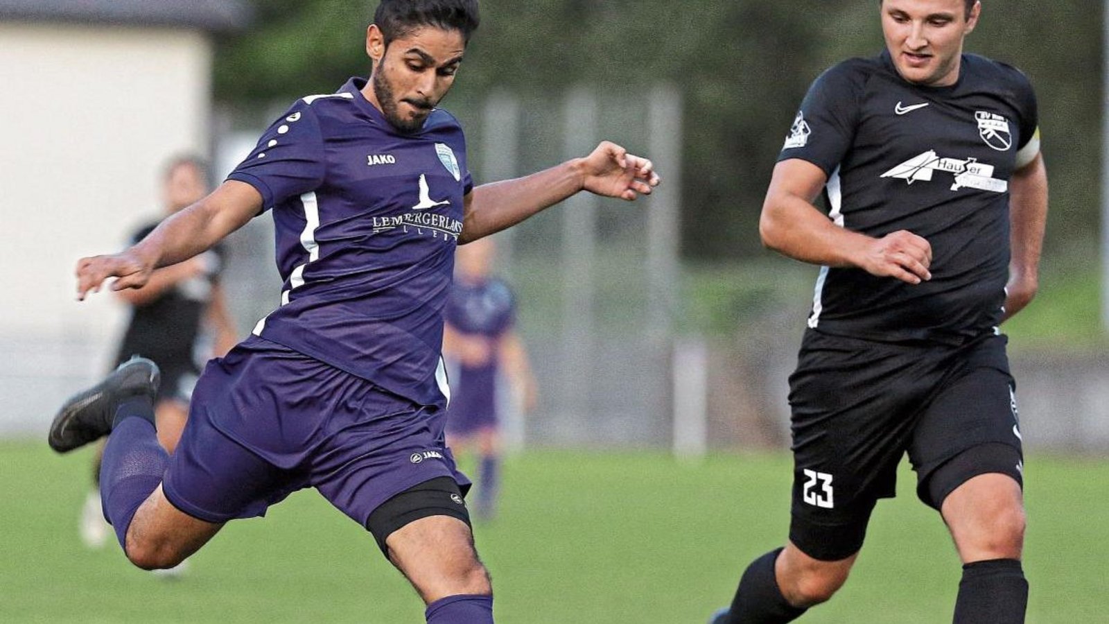Spätschicht: Unter Flutlicht verliert die SGM Roßwag/Mühlhausen (links Yassin Uddin bei der Vorlage zum 1:1) mit 1:2 gegen den SV Riet. Foto: Küppers Spätschicht: Unter Flutlicht verliert die SGM Roßwag/Mühlhausen (links Yassin Uddin bei der Vorlage zum 1:1) mit 1:2 gegen den SV Riet. Foto: Küppers