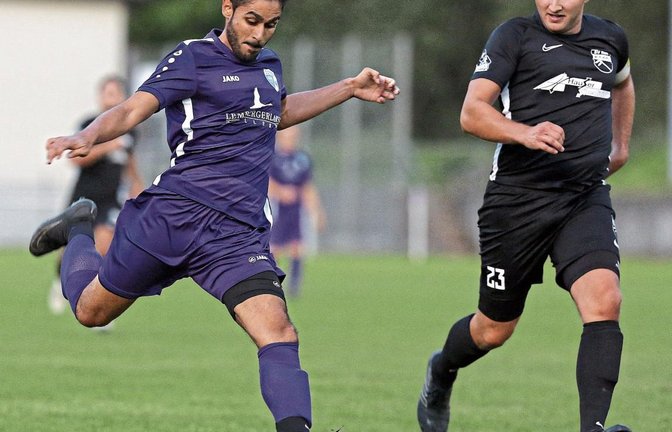 Spätschicht: Unter Flutlicht verliert die SGM Roßwag/Mühlhausen (links Yassin Uddin bei der Vorlage zum 1:1) mit 1:2 gegen den SV Riet. Foto: Küppers