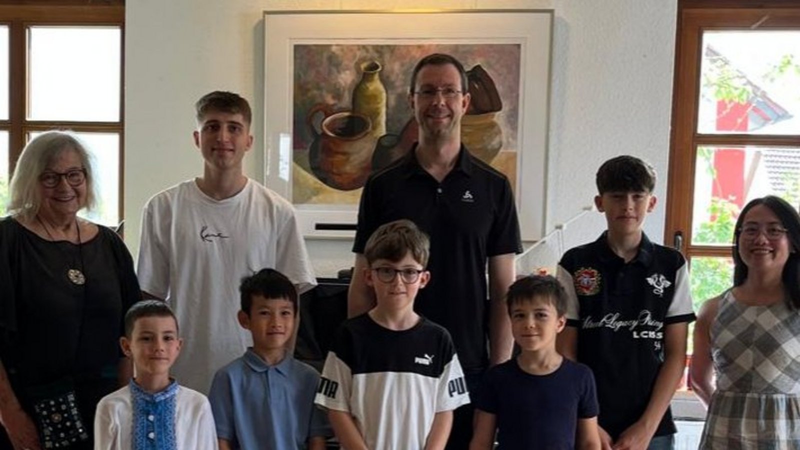 Alle kleinen und großen Pianisten und ihre Lehrerin Ursula Layher. Foto: p Alle kleinen und großen Pianisten und ihre Lehrerin Ursula Layher. Foto: p