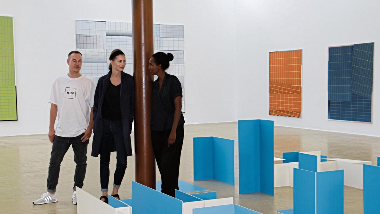 Die Künstler Bach (von links), Holstein und Farah auf der Ebene 2, im Vordergrund neue Farbfeld-Installationen aus Karton von Holstein.