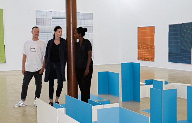 Die Künstler Bach (von links), Holstein und Farah auf der Ebene 2, im Vordergrund neue Farbfeld-Installationen aus Karton von Holstein.