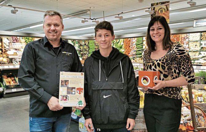 Auch die Edeka-Märkte in Illingen und Kleinglattbach (hier das Inhaberehepaar Arlt) unterstützen die Aktion von Paul Brandhuber (Mitte). Foto: p