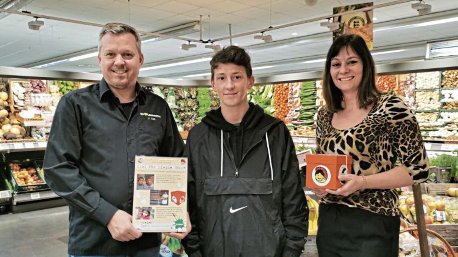 Auch die Edeka-Märkte in Illingen und Kleinglattbach (hier das Inhaberehepaar Arlt) unterstützen die Aktion von Paul Brandhuber (Mitte). Foto: p