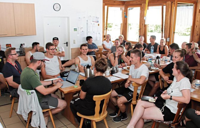 Betreuerbesprechung in Untersteinbach: Was ist heute angesagt? Fotos: Arning
