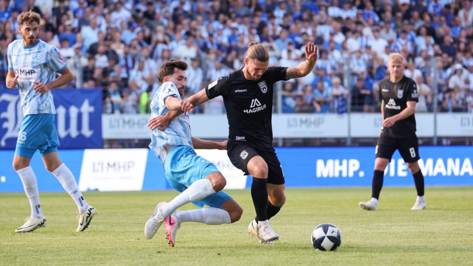 Kickers-Verteidiger Elvir Zukaj (li., gegen Ulms Dennis Chessa): Gegen Fulda soll im vierten Heimspiel der Saison der zweite Sieg im Gazi-Stadion auf der Waldau folgen.Baumann/Julia Rahn
