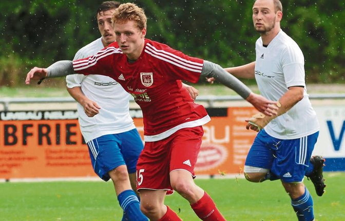 Nils Mahler (Mitte) setzt sich hier gegen zwei Riexinger durch. Er bereitete das vorentscheidende 3:2 für den VfB Vaihingen II vor. Foto: Küppers