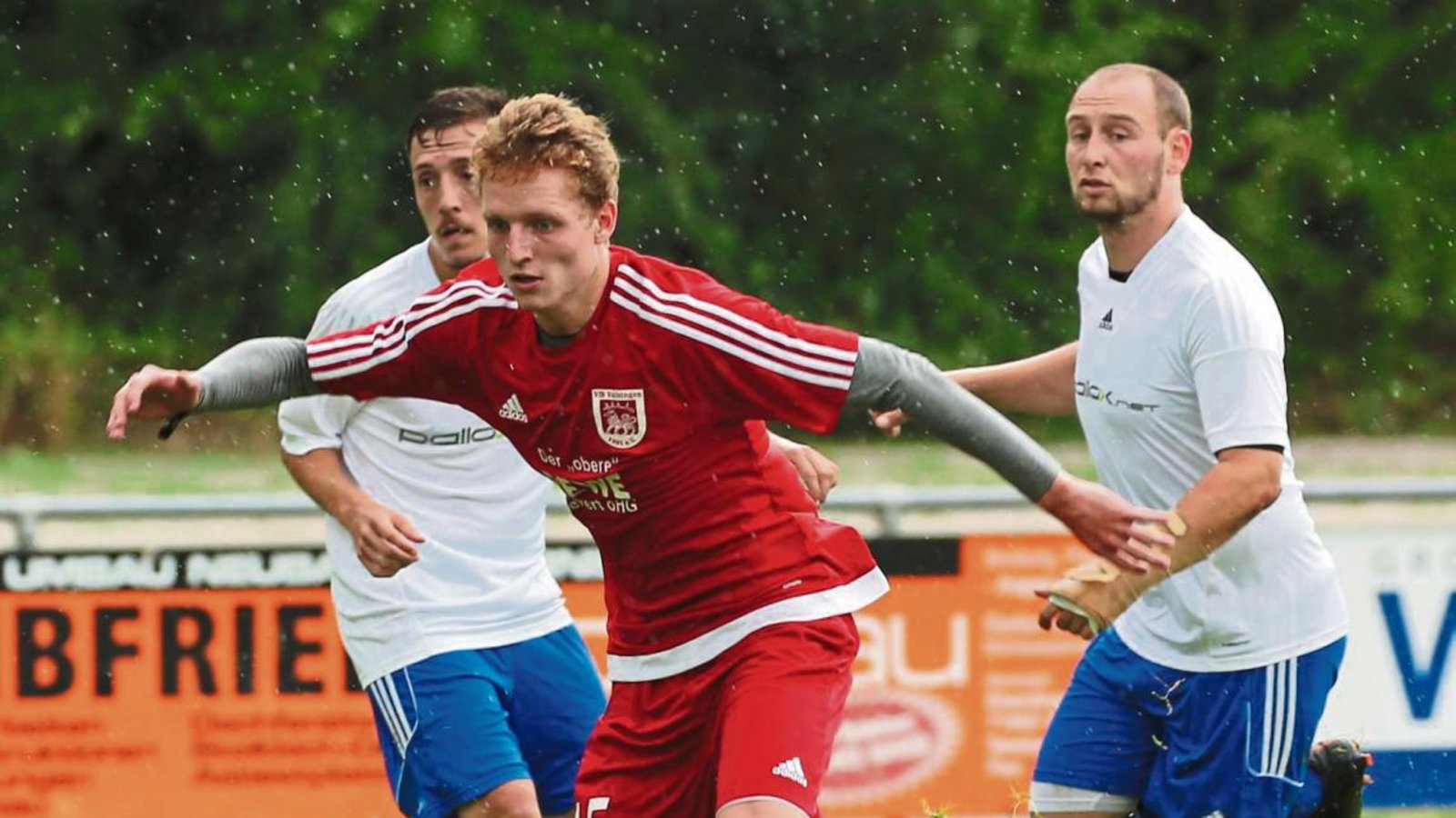 Nils Mahler (Mitte) setzt sich hier gegen zwei Riexinger durch. Er bereitete das vorentscheidende 3:2 für den VfB Vaihingen II vor. Foto: Küppers Nils Mahler (Mitte) setzt sich hier gegen zwei Riexinger durch. Er bereitete das vorentscheidende 3:2 für den VfB Vaihingen II vor. Foto: Küppers
