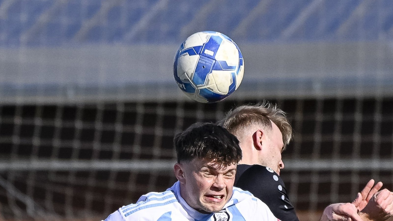 Kopfballduell in Oberriexingen zwischen Yannick Wohlfahrt (hinten) und dem Vaihinger Louis Wäbisch. Foto: Leitner Kopfballduell in Oberriexingen zwischen Yannick Wohlfahrt (hinten) und dem Vaihinger Louis Wäbisch. Foto: Leitner