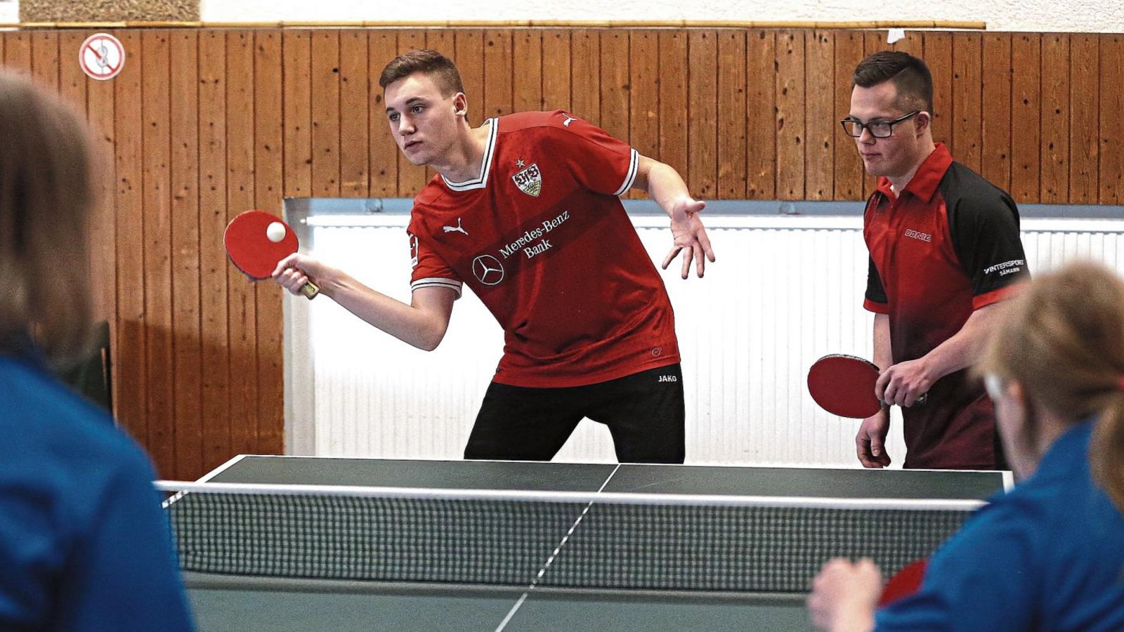 Julius Baiker (links) und Timo Amrhein haben beim Inklusions-Tischtennisturnier in Großglattbach mitgespielt und den gastgebenden Verein vertreten. Foto: Küppers