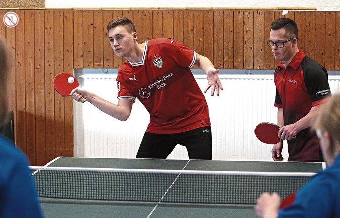 Julius Baiker (links) und Timo Amrhein haben beim Inklusions-Tischtennisturnier in Großglattbach mitgespielt und den gastgebenden Verein vertreten. Foto: Küppers