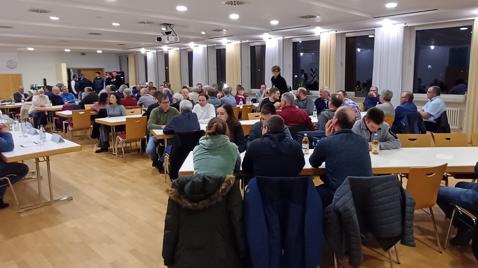Der Trollingersaal füllt sich, mehr als 100 Gäste verfolgen schließlich die Podiumsdiskussion auf Einladung des Bauernverbands Heilbronn-Ludwigsburg.  Fotos: Rücker