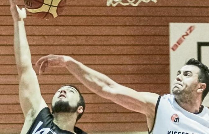 BSG-Spieler Nikolaos Koupidis (links) ist auf dem Weg zum Korb, sein Ingelfinger Kontrahent Waldemar Kisser versucht vehement, den Ball zu erreichen. Foto: Simecek