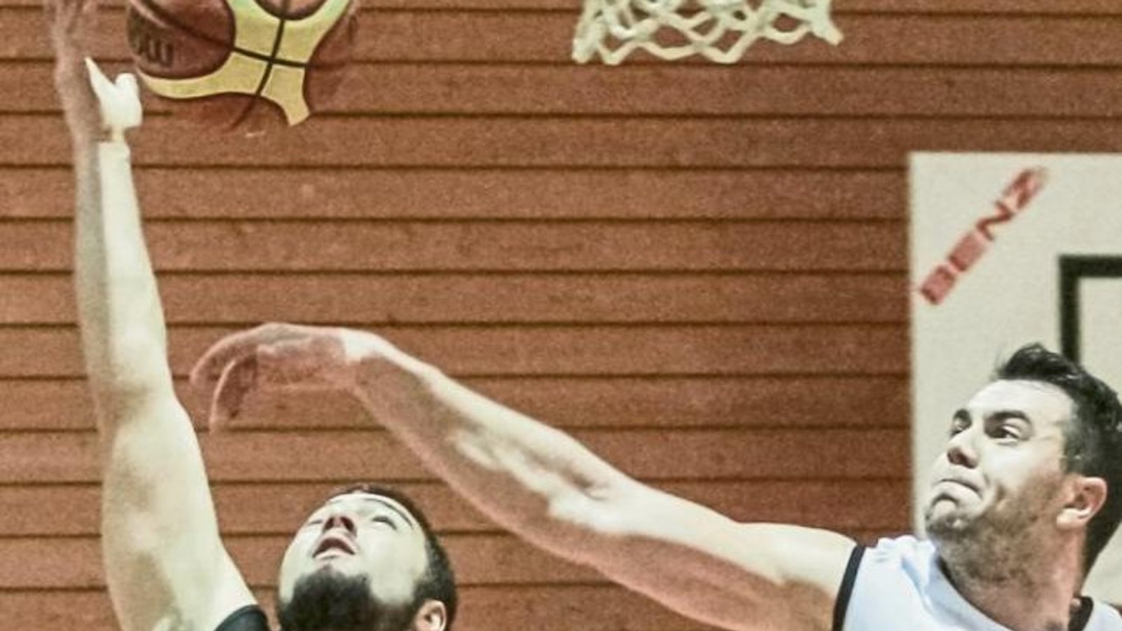 BSG-Spieler Nikolaos Koupidis (links) ist auf dem Weg zum Korb, sein Ingelfinger Kontrahent Waldemar Kisser versucht vehement, den Ball zu erreichen. Foto: Simecek