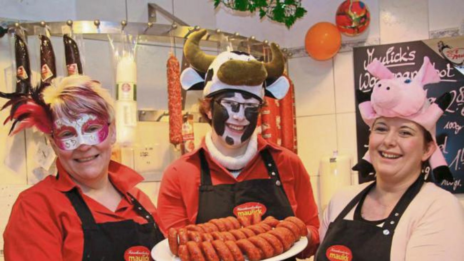 So närrisch begrüßten gestern die Mitarbeiterinnen der Metzgerei Maulick in Vaihingen ihre Kunden. Foto: Rostek